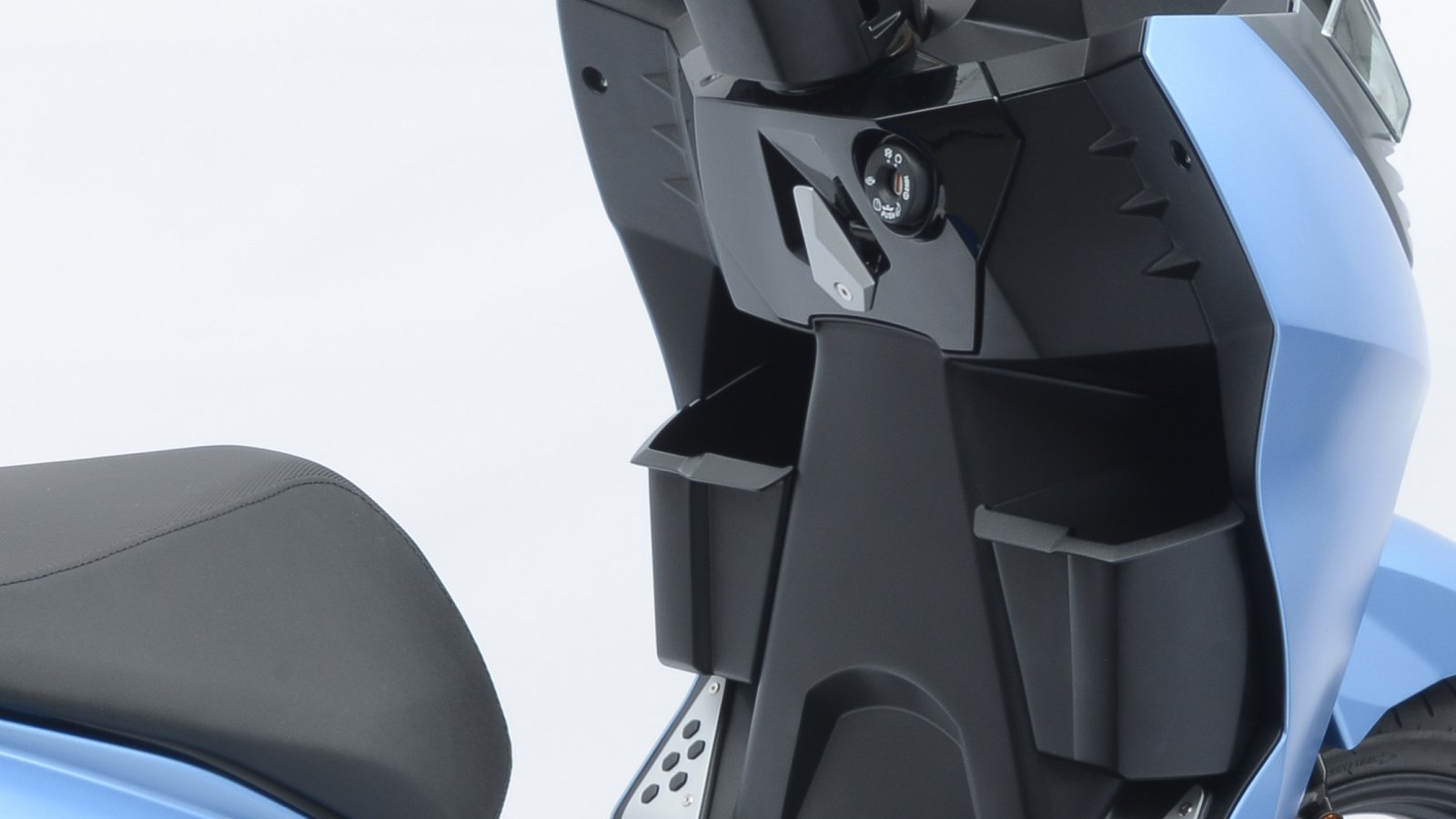 vectrix-vt-1-electric-scooter-robrady-transportation-design-plug